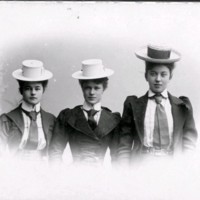 SLM RR81-98-6 - Porträtt på tre kvinnor i hatt