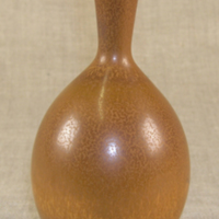 SLM 28064 - Vas av stengods, brun glasyr, Berndt Friberg