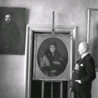 SLM M033184 - Sten Boethius vid ett porträtt av Hilda Österman