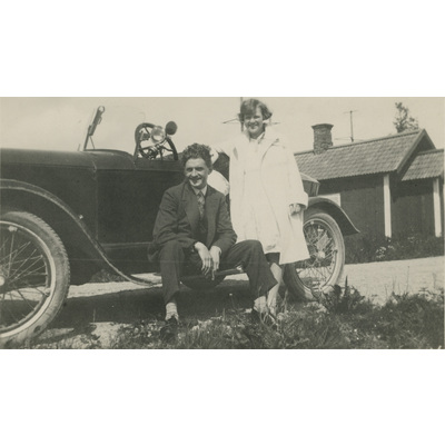 SLM P2022-1359 - Man och kvinna vid en bil, år 1928