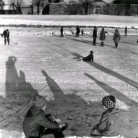 SLM M029941 - Barn leker vid dammen intill Nyköpingshus.