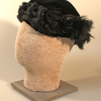 SLM 10289 - Hatt av svart sammet med kant av persian, 1940-tal