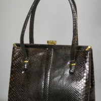 SLM 30052 1 - Brun handväska av ormskinn, 1900-talets mitt
