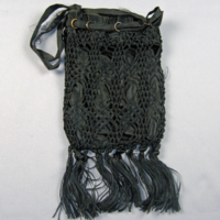SLM 10301 - Svart väska av siden med knutet gallermönster av silkesgarn och lång frans