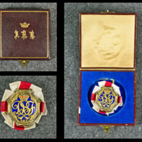 SLM 10562 12-13 - Medalj, förtjänsttecken, Röda Korset, med tillhörande etui