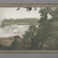 SLM 33934 - Silverfärgad fotoram med foto på vattenfall, träd och växtlighet
