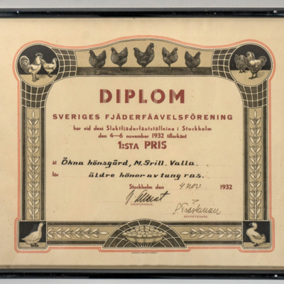 SLM 40334 - Diplom, 1:sta pris åt Ökna hönsgård 1932, Ökna i Floda socken