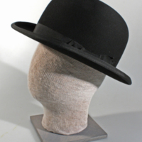 SLM 28870 - Svart hatt med rund kulle och uppvikta brätten