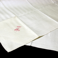 SLM 28568 - Handduk av linne märkt med rött, monogram, antal handdukar och tillverkningsår