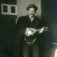 SLM P12-470 - Gustaf (Bernhard Österman) som lustig mandolinspelare på Hotel de France i Amsterdam, december 1897