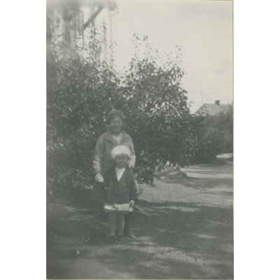 SLM P2022-0041 - Porträtt på två barn i en trädgård, 1920-talet