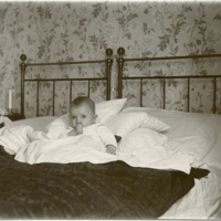 SLM P11-6697 - Elisabeth Indebetou i morföräldrarnas sängar på Kvicksund, juni 1903