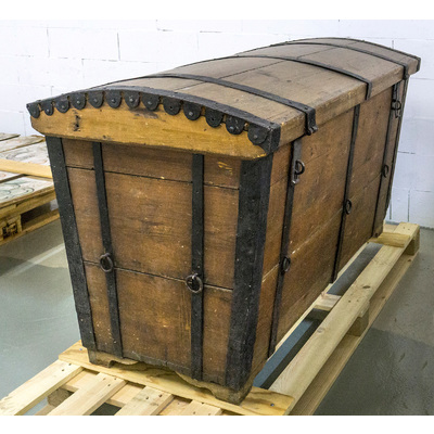 SLM 13968 - Stor järnbeslagen kista av mörkbetsat trä