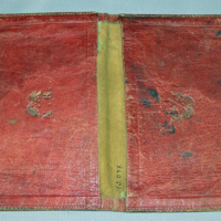 SLM 10047 - Plånbok av rött skinn och foder av grönt siden, märkt 
