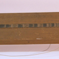 SLM 20520 - Psalmodikon med vågtandat upphöjt gripbräde, troligen från Strängnästrakten