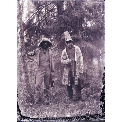 SLM X2019-78 - Två utklädda män i skogen
