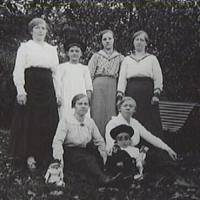 SLM AR10-122428 - Tjänstefolk, kvinnor och barn med sina dockor, Högsjö säteri