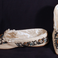 SLM 10415 - Pärlbroderade skor utan klack, 1800-talets mitt