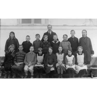 SLM P2021-0334 - Klassfoto, årskurs 5-6, Enköpingsnäs skola omkring 1930