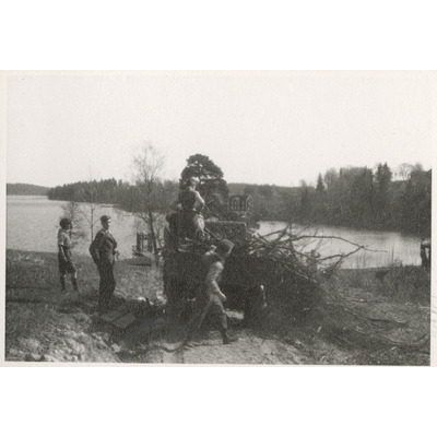 SLM P2020-0465 - Elever från Solbacka Läroverk avlastar grenar vid Kyrksjön vid Stjärnhov, 1934