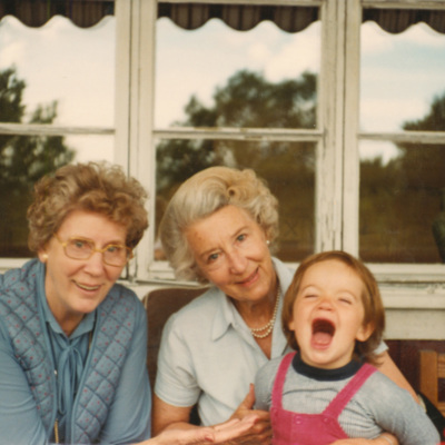 SLM P2015-682 - Karin Wohlin med sin syster Anna-Greta och barnbarnet Johanna, tidigt 1980-tal.
