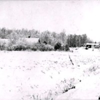 SLM M032993 - Fredrikhall i Husby-Oppunda i snö, Jularbo till höger, omkring 1920