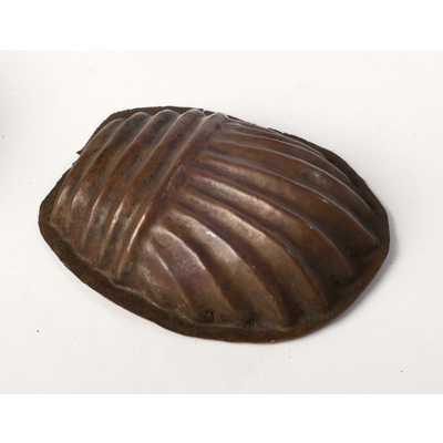 SLM 1688 - Bakelseform av koppar i form av stiliserad mussla, 7,3 cm lång