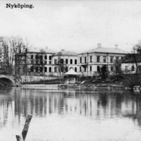 SLM P07-1891 - Vykort, läroverket, gamla stadsbron och åpartiet i Nyköping, tidigt 1900-tal