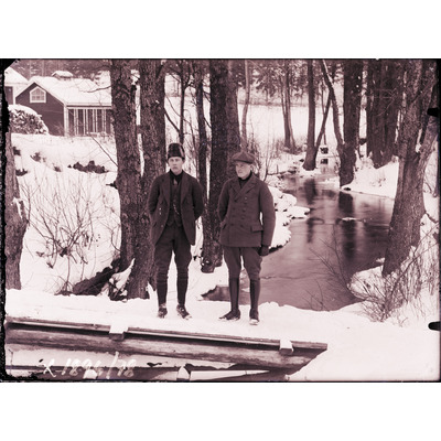 SLM X1896-78 - Porträtt på två yngre män vid en bäck på vintern