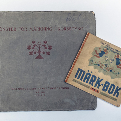 SLM 15625 4-5 - Två märkböcker med mönster för diverse textiler från 1900-talets början