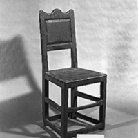 SLM 3335 - Grönmålad stol med profilerat ryggöverstycke, från Råby-Rönö socken
