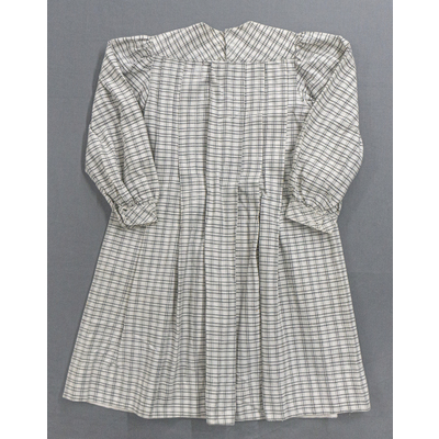 SLM 59130 - Flickklänning/förkläde sydd av rutigt bomullstyg i svart och vitt