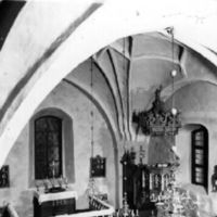 SLM A16-561 - Främsta delan av kyrkorummet med altare och predikstol.