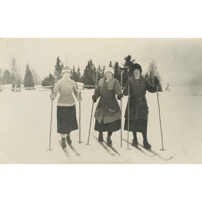 SLM P2022-0455 - Tre kvinnor åker skidor