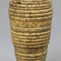 SLM 1647 - Svarvad kryddkvarn av masurbjörk, dekorerad med horisontella band