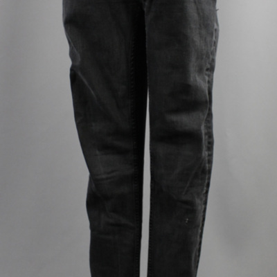 SLM 37325 2 - Jeans som hör till outfit som tillhört en 14-årig tjej från Nyköping.