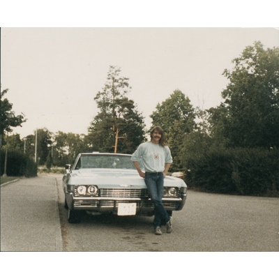 SLM P2017-0638 - Roine framför sin bil ca 1988