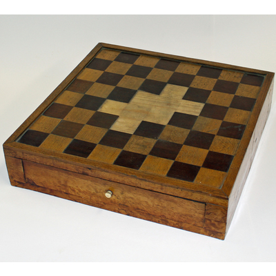 SLM 13491 - Schackbräde i form av träskrin med två lådor.
