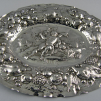SLM 24686 - Presenterfat av silver med ciselerad och driven dekor, putto och blomster, 1697