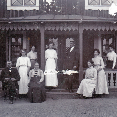 SLM P2016-0191 - Familjen Strömvall på Estlöt i Sättersta, 1900-talets första del