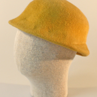SLM 12415 8 - Hatt av gul filt, 1940-tal