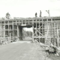 SLM POR53-2867-2 - Viadukt för TGOJ-banan över vägen i Oxelösund, 1953.