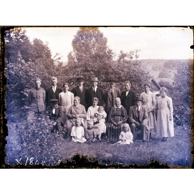 SLM X1804-78 - Familjeporträtt i en trädgård