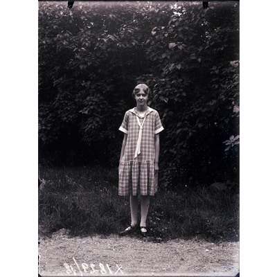 SLM X1829-78 - Porträtt på en ung kvinna framför en syrenbuske