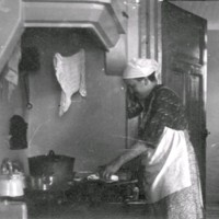 SLM M028976 - En kvinna som lagar mat.