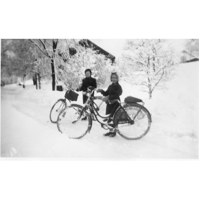 SLM R991-92-4 - Louise och Berit på väg till skolan, 1950-tal