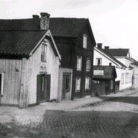 SLM M033714 - Hörnet av Hospitalsgatan och Prästgatan i Nyköping år 1915