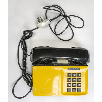 SLM 59380 - Telefon av gul och svart plast, modell Diavox med knappsats, från Strängnäs