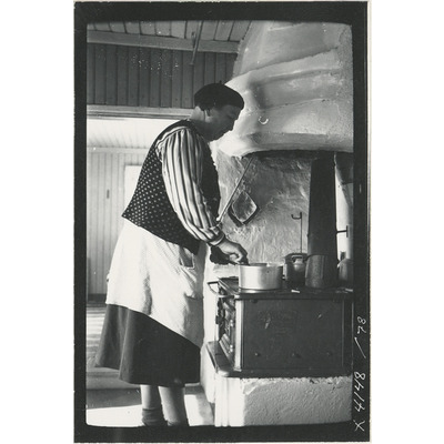 SLM X4148-78 - Kvinna lagar mat vid vedspis, Kroberga i Ärla socken