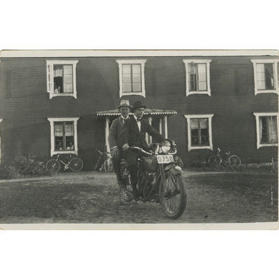 SLM P2022-0436 - Två män på en motorcykel
